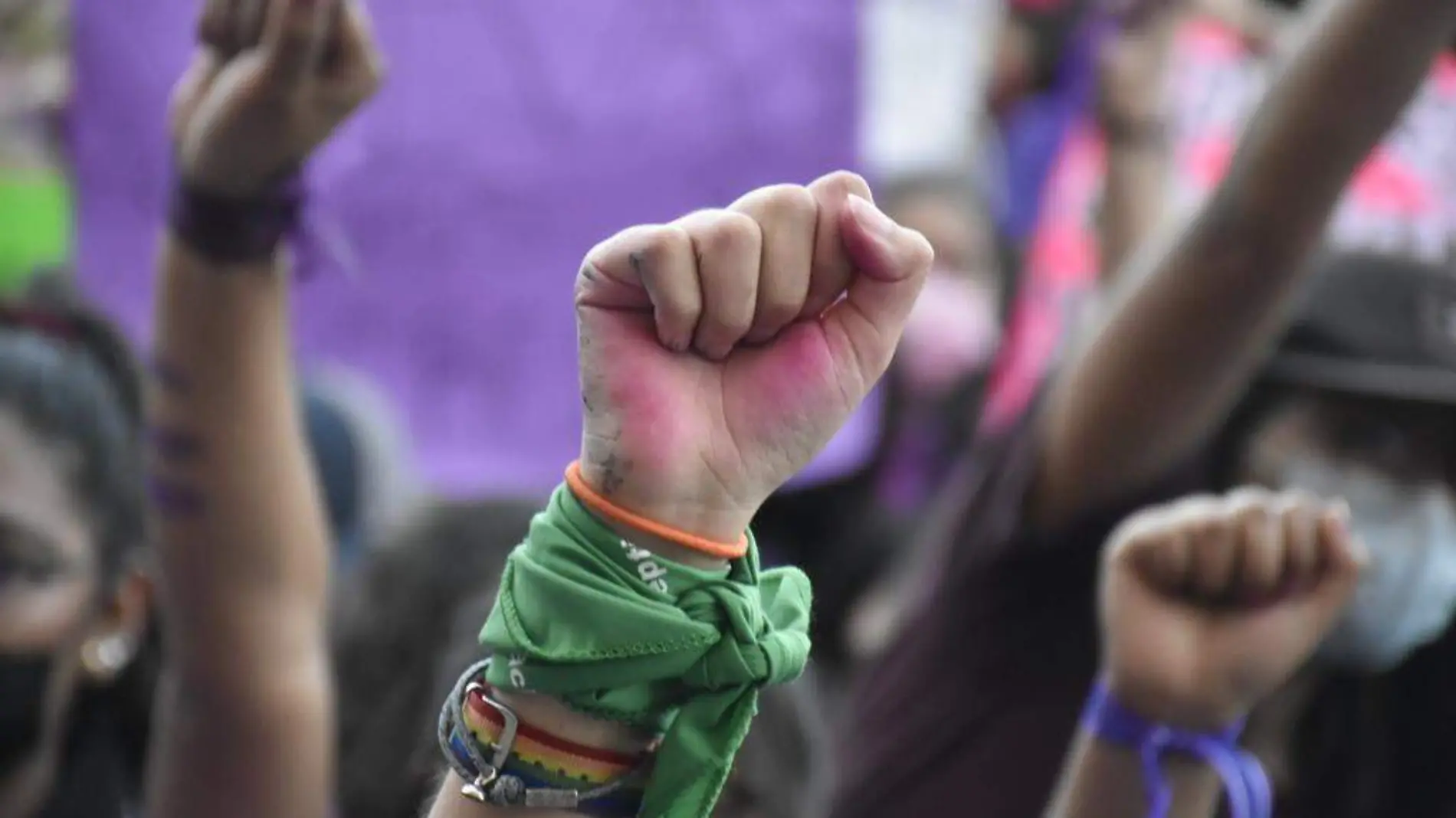 puño marcha feminista feministas colectivo colectivos